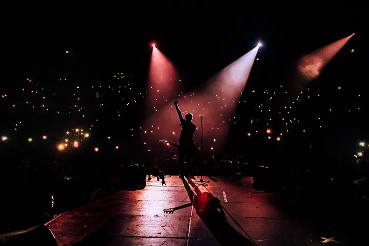 Hombre dando un concierto